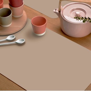 Rechteckiges Venilia Tischset in Taupe, 45x30 cm, mit Geschirr auf Holztisch.