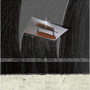 Auftragen der MEM Dickbeschichtung auf eine Kellerwand mit einer Glättkelle. Bauabdichtung für Fundamente.