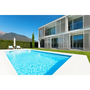 Steinbach Styropor Pool-Set Classic de Luxe 800x400 cm im Garten eines modernen Hauses.