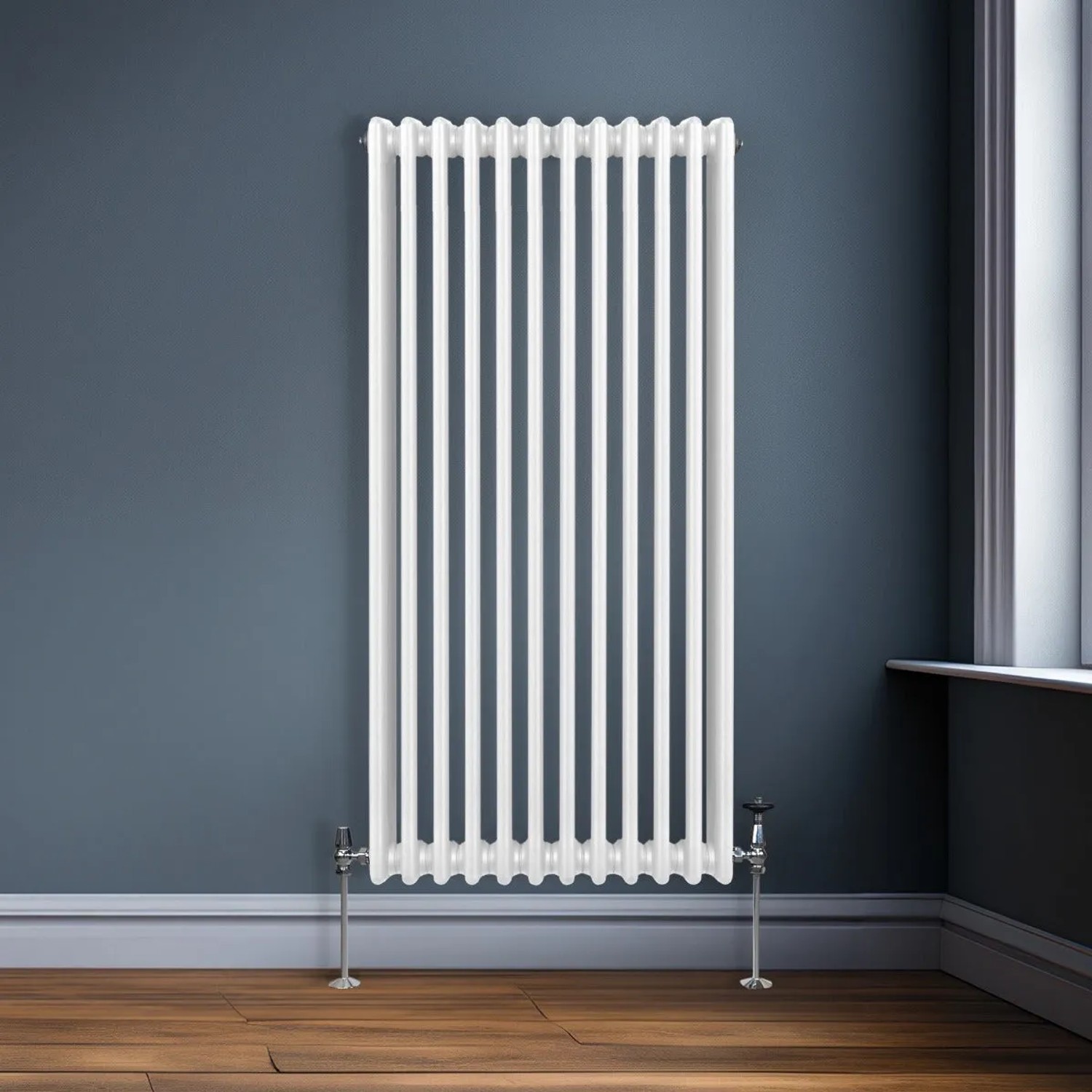 Weißer 3-Säulen Heizkörper (150x56,2cm) im traditionellen Design vor blauer Wand.
