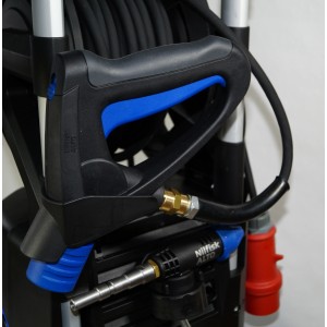 Nilfisk Hochdruckreiniger MC 3C-170/820 XT mit Pistole und Schlauchaufroller.