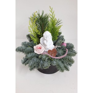 Grabschale mit Engel, rosa Rose, Nobilistanne und Konifere im Topf (ca. 15 cm).
