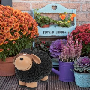 Handbemalte Gartenfigur Schaf (schwarz/braun) aus Polyresin, wetterfest, als Dekoration für den Garten.