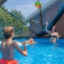 EXIT Dome Pool Abdeckung für Frame Pool ECO 15ft: Familie hat Spaß im Pool mit Poolzelt.
