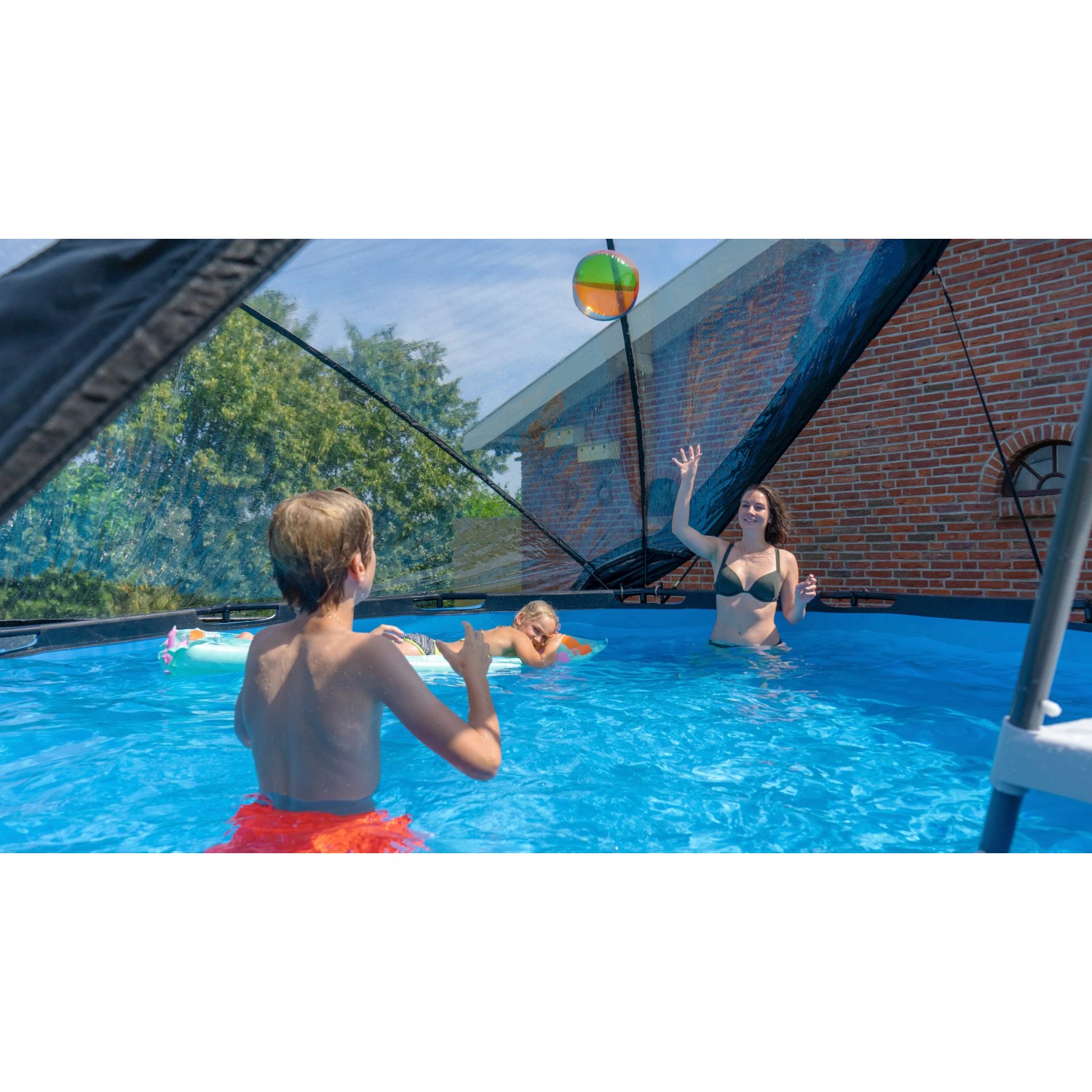 EXIT Dome Pool Abdeckung für Frame Pool ECO 15ft: Familie hat Spaß im Pool mit Poolzelt.