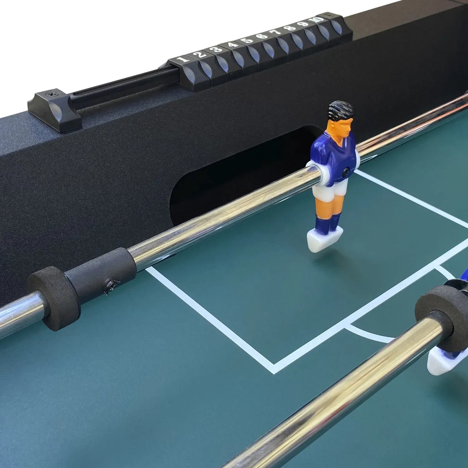 Detailaufnahme des Cougar Tischkicker Scorpion Kick TS, der Spielfeld, Figuren und Zählwerk zeigt.