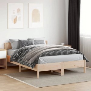 Helles Massivholzbett aus Kiefernholz, 140x200 cm, mit Lattenrost und Kopfteil in modernem Schlafzimmer.