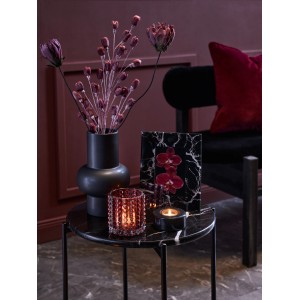 Schwarze Vase Midnight Mystery mit Deko-Elementen auf einem Tisch. Elegantes Design.