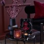 Schwarze Vase Midnight Mystery mit Deko-Elementen auf einem Tisch. Elegantes Design.