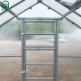 Detailansicht des Klasika Gewächshauses 20m² mit Polycarbonatabdeckung und Dachfenstern.