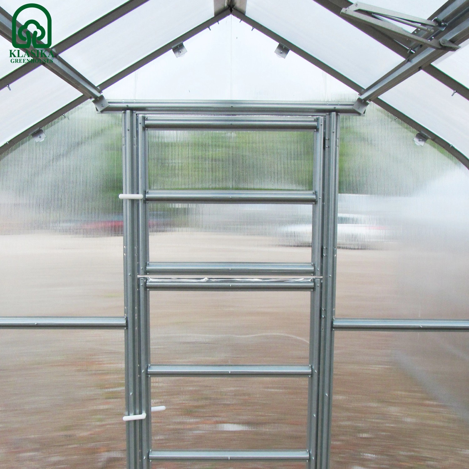 Detailansicht des Klasika Gewächshauses 20m² mit Polycarbonatabdeckung und Dachfenstern.