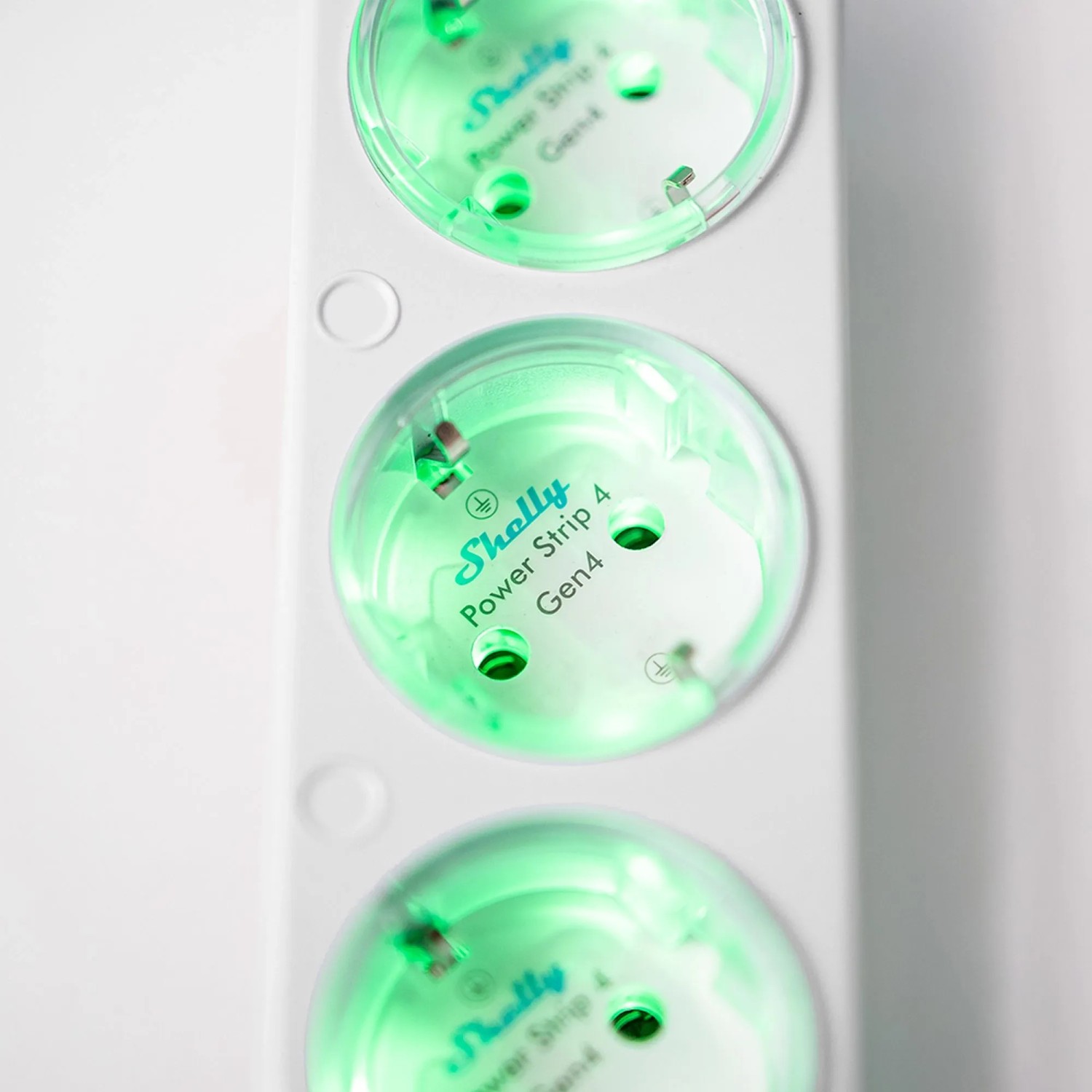 Weiße Shelly Power Strip 4 Gen4 Steckdosenleiste mit grüner LED-Anzeige für Hausautomation.
