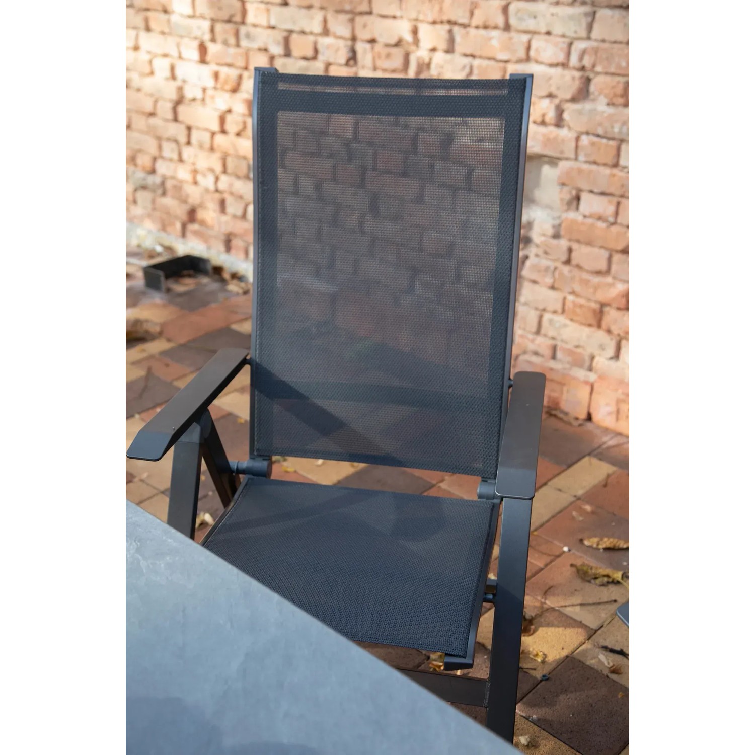 Acamp Klappsessel Urban in Anthrazit-Carbon, Gartenstuhl mit atmungsaktivem Acatex-Gewebe und Aluminiumgestell.