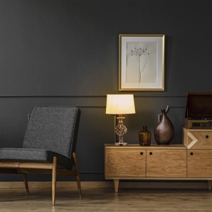 Goldene Relaxdays Tischlampe mit Stoffschirm als Nachttischleuchte im Schlafzimmer.