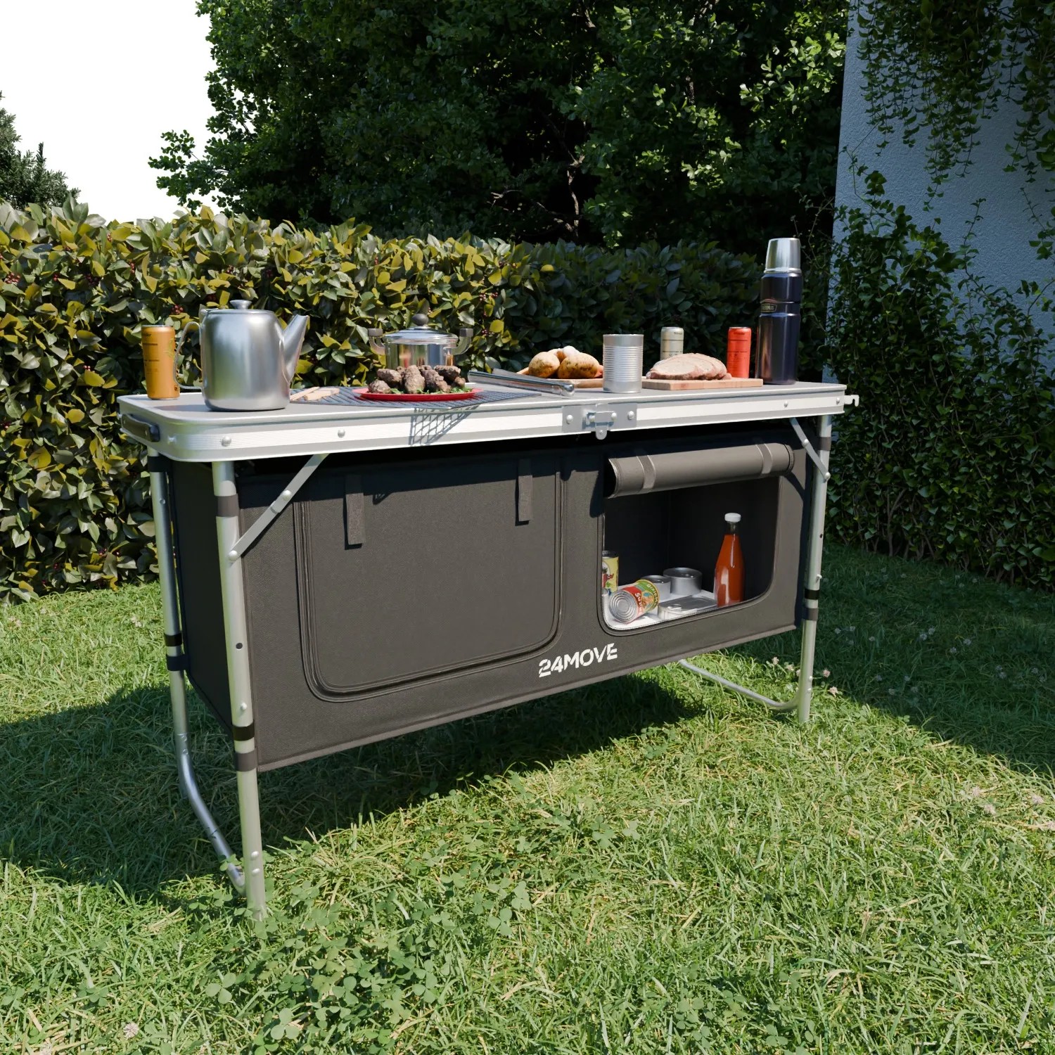 Faltbare 24MOVE Campingküche Praia mit Alurahmen, Arbeitsplatte und Tragetasche im Garten.