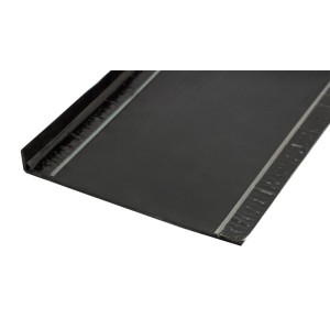 Robuste schwarze Gummi Stufenmatte mit strukturierter Oberfläche und L-Kante für sicheren Halt auf Treppen.