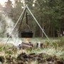 Petromax Dreibein mit Feuertopf über offenem Feuer. Ideal zum Kochen im Freien. Grillutensil.