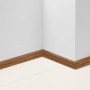 Parador Sockelleiste SL 3 Eiche D046, 40mm hoch, an weißer Wand und Boden befestigt.