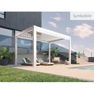 Weiße Biohort Pergola 3,5x3m im Garten mit Liegen und Pool. Terrassenüberdachung mit Lamellen.