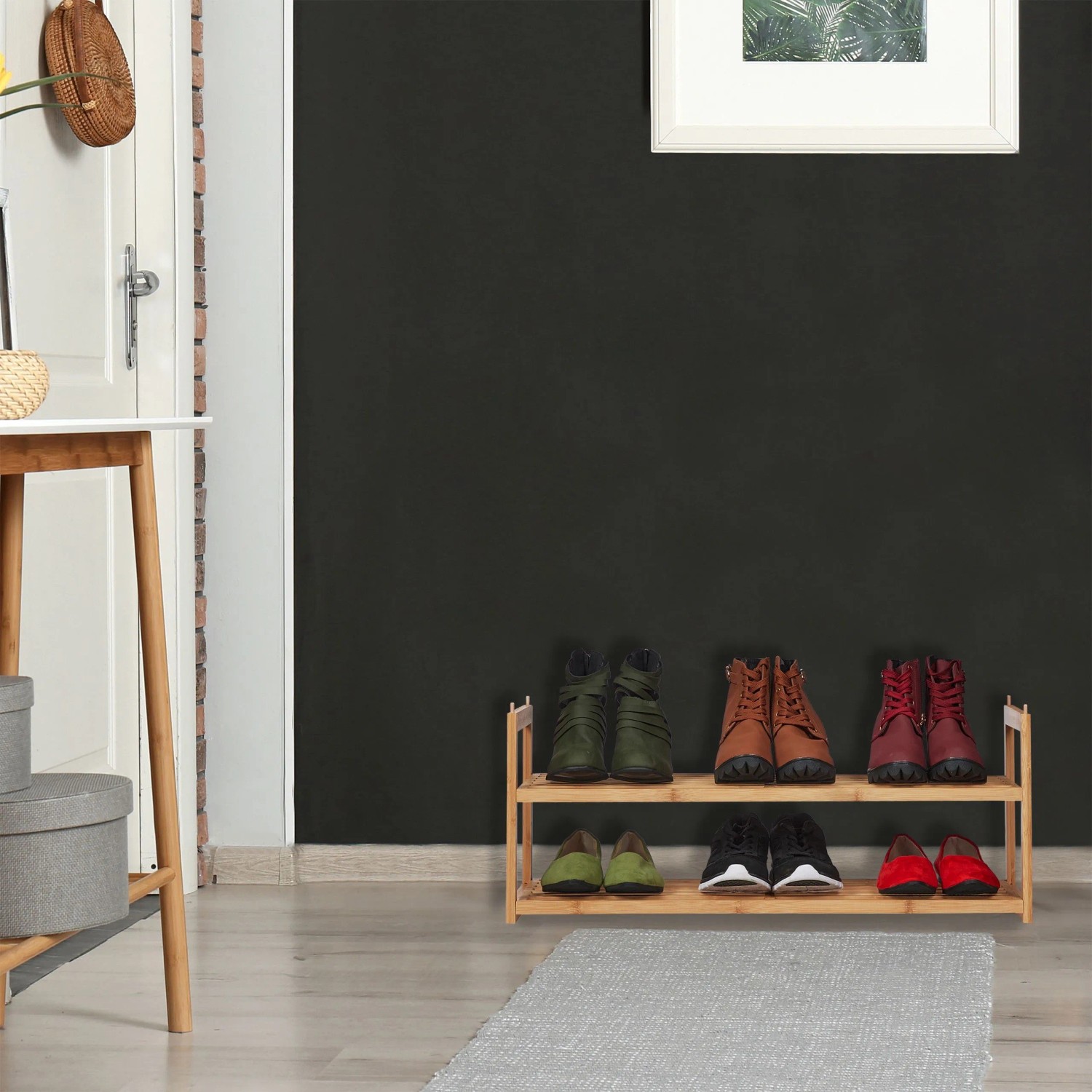 Relaxdays Schuhregal aus Bambus, naturfarben, mit 2 Ebenen, gefüllt mit Schuhen im Flur. Stapelbare Schuhablage.