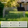 Schwarzes Tectake Freilaufgehege für Kaninchen mit Sonnenschutz im Garten.