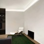 Weiße ORAC DECOR Zierleiste C361 LUXXUS für indirekte Beleuchtung an der Decke im Wohnzimmer.