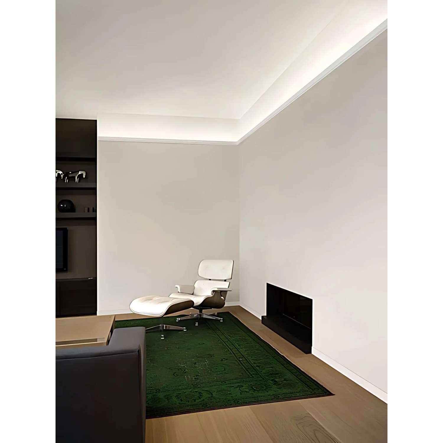 Weiße ORAC DECOR Zierleiste C361 LUXXUS für indirekte Beleuchtung an der Decke im Wohnzimmer.