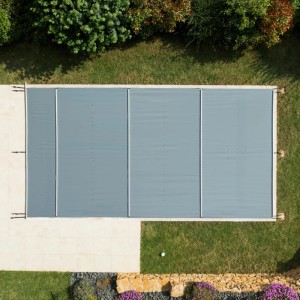 Graue CF Poolabdeckung Coverkit 3x7 m aus PVC, Draufsicht auf Pool im Garten.