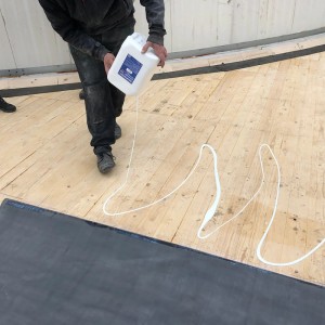 Auftragen von Dachprotect EPDM Flächenkleber BlueTek aus einem 5L Kanister auf eine Dachfläche.