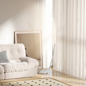 Moderne, silberne HOMCOM Stehlampe mit gebogenem LED-Streifen im Wohnzimmer.