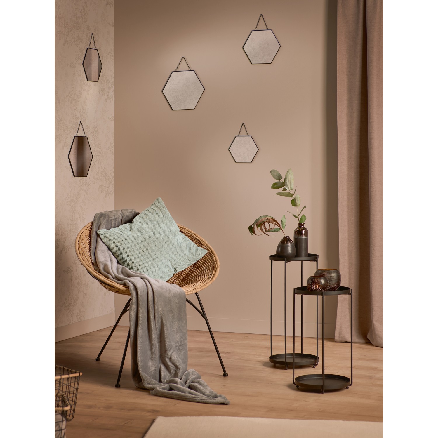 Schwarze Keramik Vase Minimalist Zen, 19,5 cm hoch, auf Tisch in Wohnraum mit Deko.