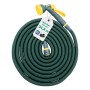 Flexibler, grüner Gartenschlauch (24,8m) mit Brause und Anschlussstück, aufgerollt.
