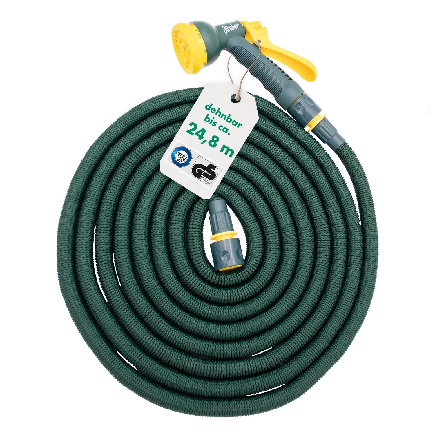 Flexibler, grüner Gartenschlauch (24,8m) mit Brause und Anschlussstück, aufgerollt.