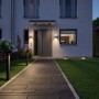 Paulmann Plug & Shine LED-Bodenleuchten beleuchten einen Gartenweg mit warmweißem Licht.