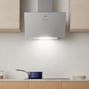 Silberne CIARRA Kopffreihaube 60 cm mit LED-Beleuchtung über Kochfeld in moderner Küche. Druckknopf-Bedienung.