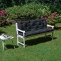 Graphitgraue Beautissu Flair BR Bankauflage 150x50cm auf weißer Gartenbank im Grünen. Gemütliches Sitzkissen für Garten & Terrasse.