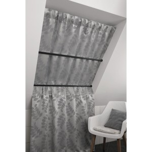 Gardinia Spannstange, schwarz, 90-140 cm mit grauem Vorhang im Dachfenster.