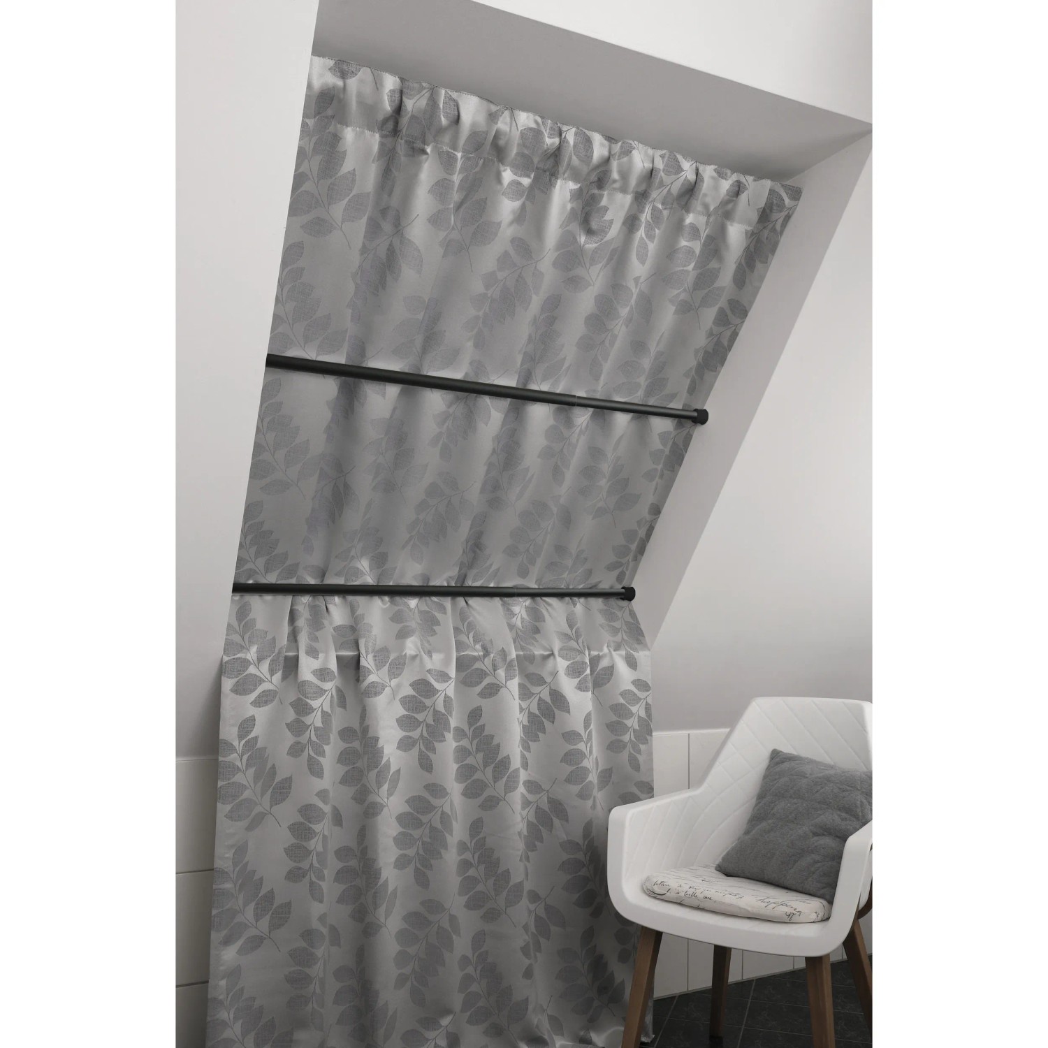 Gardinia Spannstange, schwarz, 90-140 cm mit grauem Vorhang im Dachfenster.