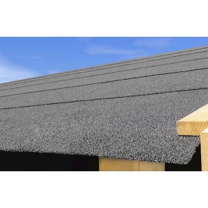 Schwarze, selbstklebende Karibu Dachbahn (2,5 qm) auf einem Gartenhausdach. Detailansicht.