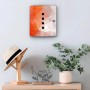 Banjado Edelstahl Schlüsselkasten mit Orange Polygon Design, an Wand montiert. Modernes Garderoben-Element mit Magnetverschluss.