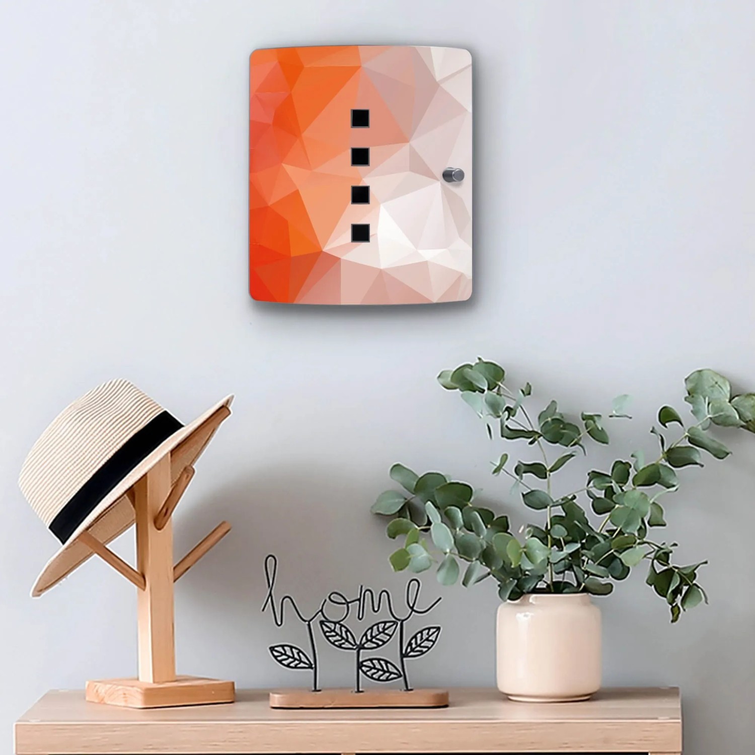 Banjado Edelstahl Schlüsselkasten mit Orange Polygon Design, an Wand montiert. Modernes Garderoben-Element mit Magnetverschluss.