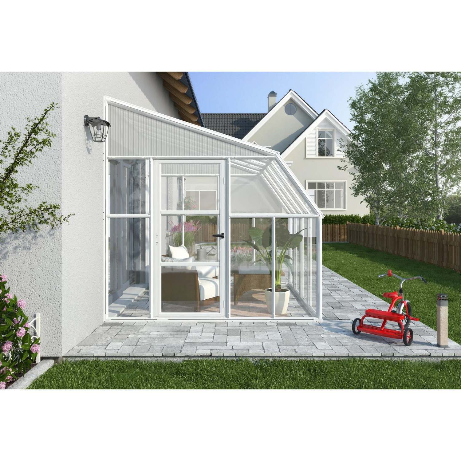 Weißes Palram Canopia Gewächshaus Sun Room (260x257cm) am Haus mit Möbeln und rotem Dreirad.