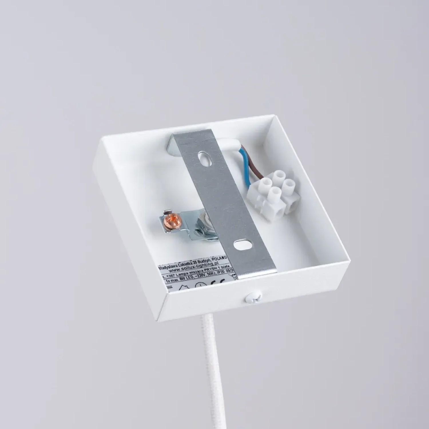 Detailaufnahme der weißen Sollux Lighting Hängeleuchte Prysm 1, zeigt die Montagevorrichtung.