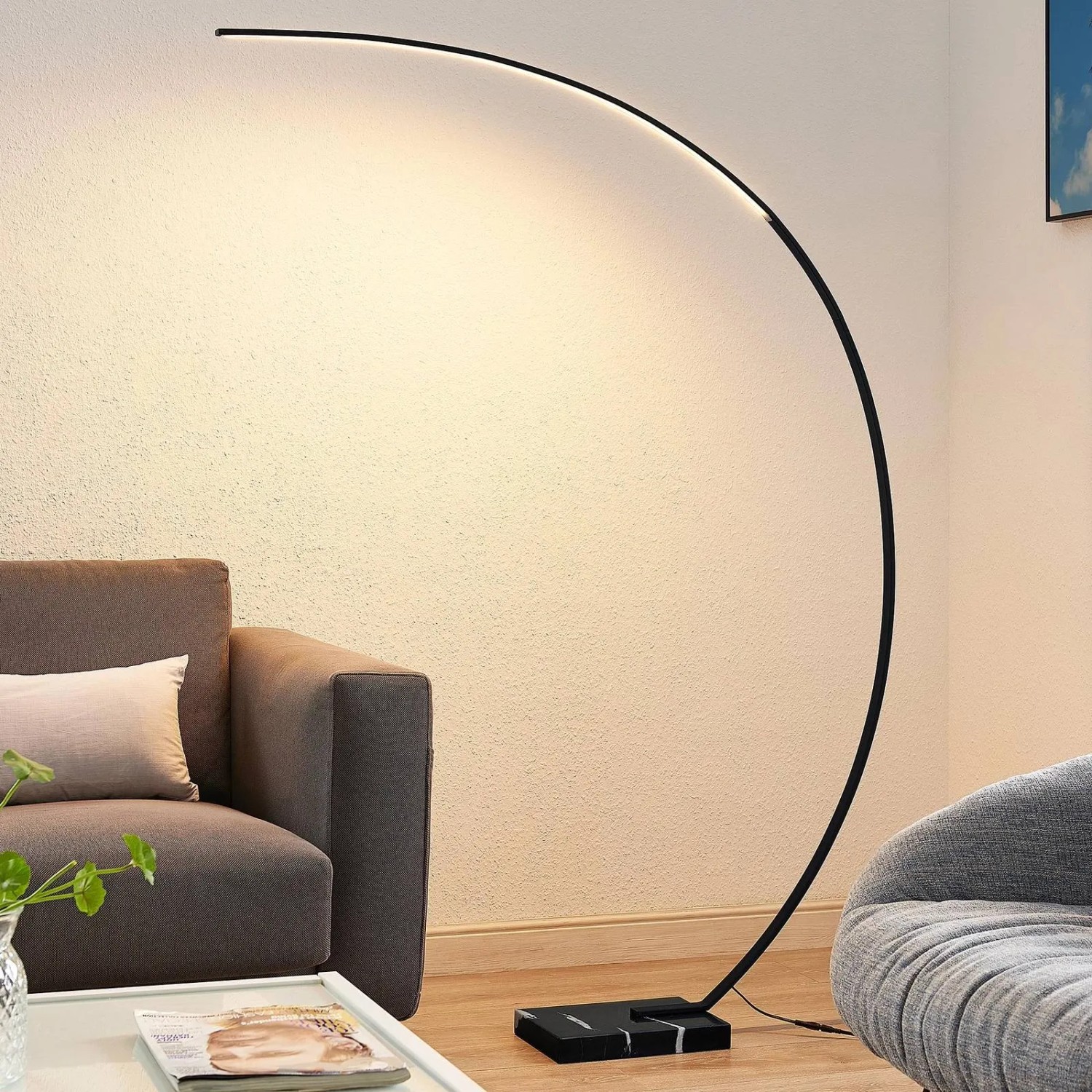 Moderne Lindby LED Bogenleuchte Kendra, dimmbar, schwarz, Metall, für Wohnzimmer.