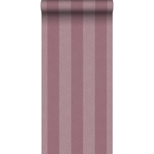 Sanders & Sanders Papiertapete mit vertikalen Streifen in Burgunderrot und hellem Mauve, gerollt. Dekorative Tapete.