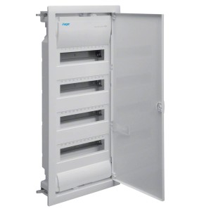 Hager Hohlwand-Kleinverteiler Volta VH48NC, 4-reihig, reinweiß, mit geöffneter Tür.