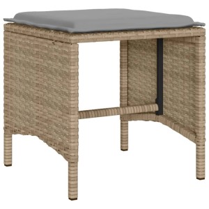 Beiger Gartenhocker aus Polyrattan mit hellgrauem Kissen, Teil der vidaXL Garten-Sofagarnitur.