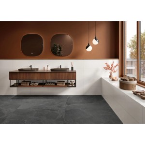 Badezimmer mit weißen Wandfliesen Silva (30x60) und dunklen Bodenfliesen.