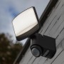 Lutec Solar LED-Strahler Sunshine mit Bewegungsmelder an einer Wand.