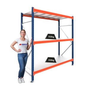 PROREGAL DOMINUS Weitspannregal, blau/orange, 3 Ebenen, 332kg Fachlast. Frau als Größenvergleich. Lager & Werkstatt.